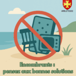 Illustration stylisée représentant un panneau d’interdiction rouge sur des encombrants (matelas, chaise, téléviseur) déposés en plein air. En arrière-plan, un paysage simple évoque un espace naturel. En haut à droite, le blason de la commune d’Ambleteuse est visible. En bas de l’image, le texte : « Encombrants : pensez aux bonnes solutions ».