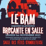 Affiche annonçant la première brocante en salle organisée par le BAM le samedi 1er novembre 2025 à la salle des fêtes d’Ambleteuse. Le visuel présente une grande lune rouge en arrière-plan avec des silhouettes d’objets de brocante (table, plantes, vêtements, lampadaire, parapluie). Des chauves-souris volent dans un décor d’arbres noirs, rappelant l’ambiance automnale d’Halloween. Le texte précise : 5 € la table d’1m20, 4 tables maximum par inscription, buvette et restauration sur place, réservation obligatoire auprès de Marlène au 07.82.73.90.68.