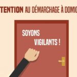 Affiche de prévention contre le démarchage à domicile. En haut, en gros caractères : « ATTENTION AU DÉMARCHAGE À DOMICILE ». En dessous, une porte rouge sur laquelle une main frappe. Sur la porte est écrit : « SOYONS VIGILANTS ! ».