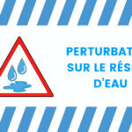 Affiche d’avis à la population avec un triangle rouge de signalisation contenant deux gouttes d’eau et une flaque. À droite, en lettres bleues : « Perturbation sur le réseau d’eau ». Bordures rayées bleu et blanc.