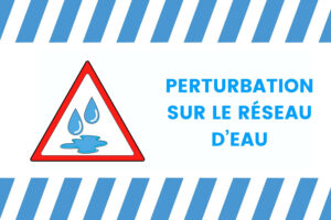 Affiche d’avis à la population avec un triangle rouge de signalisation contenant deux gouttes d’eau et une flaque. À droite, en lettres bleues : « Perturbation sur le réseau d’eau ». Bordures rayées bleu et blanc.