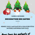 Affiche festive de la Commune d’Ambleteuse annonçant la décoration des sapins. En haut, le blason d’Ambleteuse est visible. Au centre, un Père Noël, un bonhomme de neige et trois sapins décorés de boules rouges et d’étoiles dorées sont entourés de neige et de flocons. Le texte indique : « Samedi 6 décembre – Décoration des sapins ». « Rendez-vous à 15h place de la salle des fêtes – Matériel disponible sur place ». En bas, une mention en lettres cursives : « Pour tous les enfants et familles de la commune ». Un petit renne souriant complète l’illustration en bas à droite. L’ensemble est coloré, joyeux et évoque la magie de Noël.