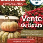 Affiche annonçant la vente de fleurs organisée par Les Maraîchers de l’Arche – Les Trois Fontaines à Ambleteuse. On y voit des potées de chrysanthèmes et des citrouilles d’automne. Le texte indique : « Samedi 25 octobre de 9h à 17h – Vente de fleurs – Votre boutique restera ouverte du 27 au 31 octobre – Pensez à ramener vos contenants, barquettes ou cartons pour le transport – 46 route Nationale à Ambleteuse – Renseignements : 06.81.18.83.14 – jardin@arche3fontaines.org ».