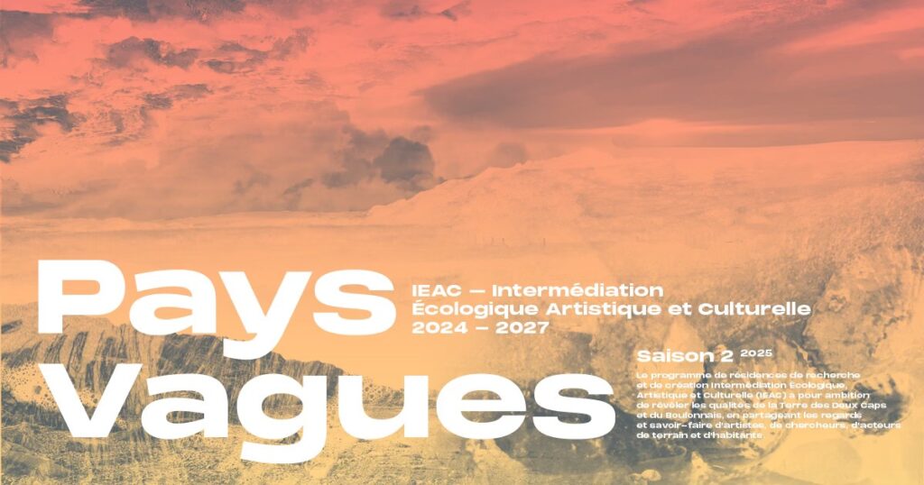 Affiche de l’exposition « Pays Vagues ». Fond visuel mêlant paysages naturels et textures marines dans un dégradé de couleurs chaudes, allant du rose orangé au beige sable. En grandes lettres blanches, le titre : « Pays Vagues ». En haut à droite, la mention : IEAC – Intermédiation Écologique Artistique et Culturelle, 2024–2027. Indication Saison 2 — 2025. Texte en petit décrivant un programme artistique et scientifique autour du littoral et de ses transformations