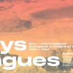 Affiche de l’exposition « Pays Vagues ». Fond visuel mêlant paysages naturels et textures marines dans un dégradé de couleurs chaudes, allant du rose orangé au beige sable. En grandes lettres blanches, le titre : « Pays Vagues ». En haut à droite, la mention : IEAC – Intermédiation Écologique Artistique et Culturelle, 2024–2027. Indication Saison 2 — 2025. Texte en petit décrivant un programme artistique et scientifique autour du littoral et de ses transformations