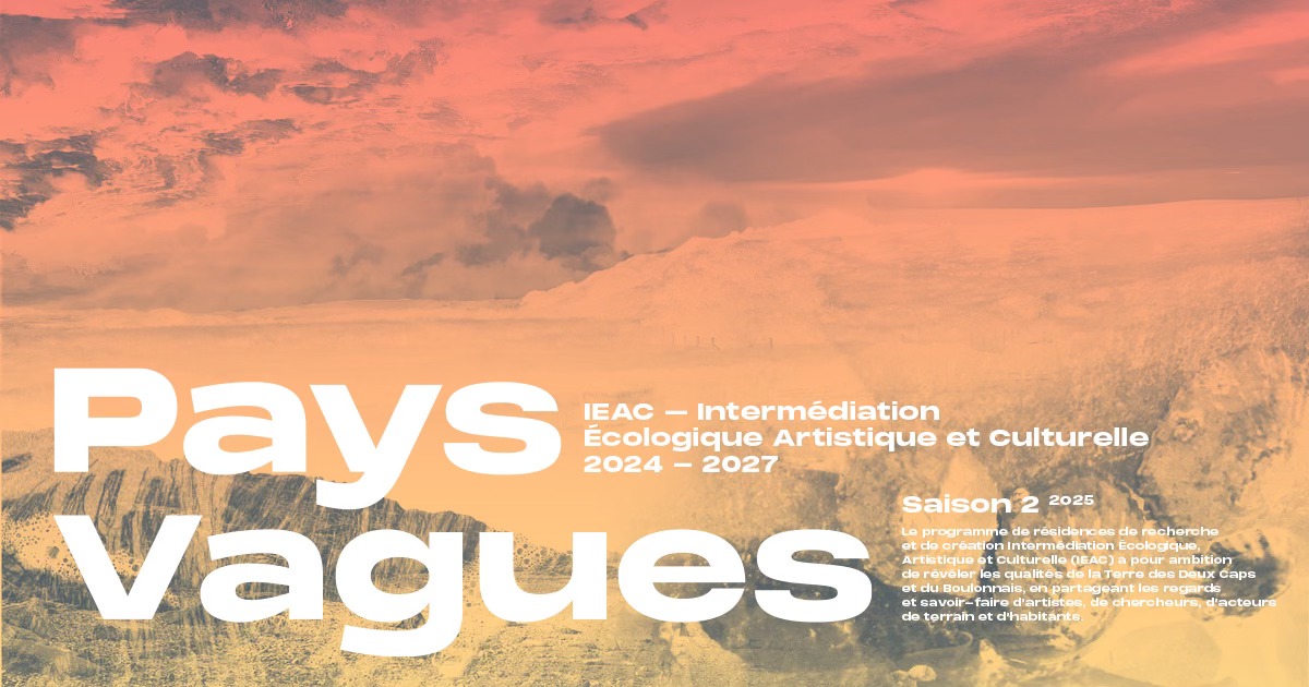 Affiche de l’exposition « Pays Vagues ».
Fond visuel mêlant paysages naturels et textures marines dans un dégradé de couleurs chaudes, allant du rose orangé au beige sable.
En grandes lettres blanches, le titre : « Pays Vagues ».
En haut à droite, la mention : IEAC – Intermédiation Écologique Artistique et Culturelle, 2024–2027.
Indication Saison 2 — 2025.
Texte en petit décrivant un programme artistique et scientifique autour du littoral et de ses transformations