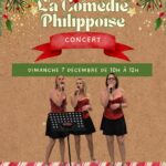 Affiche du concert « La Comédie Philippoise » à Ambleteuse. En haut, décor de Noël avec branches de sapin, ruban rouge et le blason de la commune. Le titre est inscrit en grand « La Comédie Philippoise – Concert ». La date est indiquée : dimanche 7 décembre de 10h à 12h. En bas, photo de trois chanteuses en tenue de scène rouge et noire, micro à la main. Mention : salle des fêtes d’Ambleteuse, entrée gratuite, concert organisé à l’occasion du marché de Noël.
