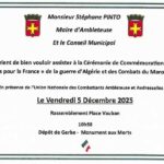 nvitation officielle de la Commune d’Ambleteuse. En haut, au centre, le nom « Monsieur Stéphane PINTO, Maire d’Ambleteuse, et le Conseil Municipal » avec deux blasons rouges et jaunes de la ville de chaque côté. Au centre, le texte invite à assister à la « Cérémonie de Commémoration d’Hommage aux Morts pour la France de la guerre d’Algérie et des Combats du Maroc et de la Tunisie », en présence de l’Union Nationale des Combattants Ambleteuse et Audresselles. La date est mise en avant : « Le Vendredi 5 Décembre 2025 ». Lieu et horaire : Rassemblement Place Vauban, 10h50, Dépôt de gerbe au Monument aux Morts. Une bande tricolore en ruban est visible à gauche, et de petits drapeaux français sont disposés en bas. Une mention en bas à gauche annonce également un rassemblement à Audresselles à 10h30 au Monument aux Morts.