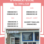 Affiche sur fond rose et blanc annonçant les jours d'ouverture de la Bibliothèque d'Ambleteuse (Association loi 1901) de 10h à 12h. Le calendrier indique des ouvertures spécifiques deux ou trois dimanches par mois en avril, mai et juin, et précise que la bibliothèque est ouverte tous les dimanches en juillet et août. En bas de l'affiche, une photo montre l'entrée du bâtiment situé au 14 rue des Écoles à Ambleteuse, avec une plaque indiquant "Bibliothèque" et "Conseiller Numérique".