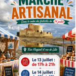 Affiche du marché artisanal organisé à Ambleteuse dans le cadre des festivités du 14 juillet. Le marché se déroule rue Maginot et rue de Lille, le 13 juillet de 17h à 21h et le 14 juillet de 10h à 19h. L’affiche présente des stands d’artisanat et de produits locaux, avec le Fort d’Ambleteuse en arrière-plan.